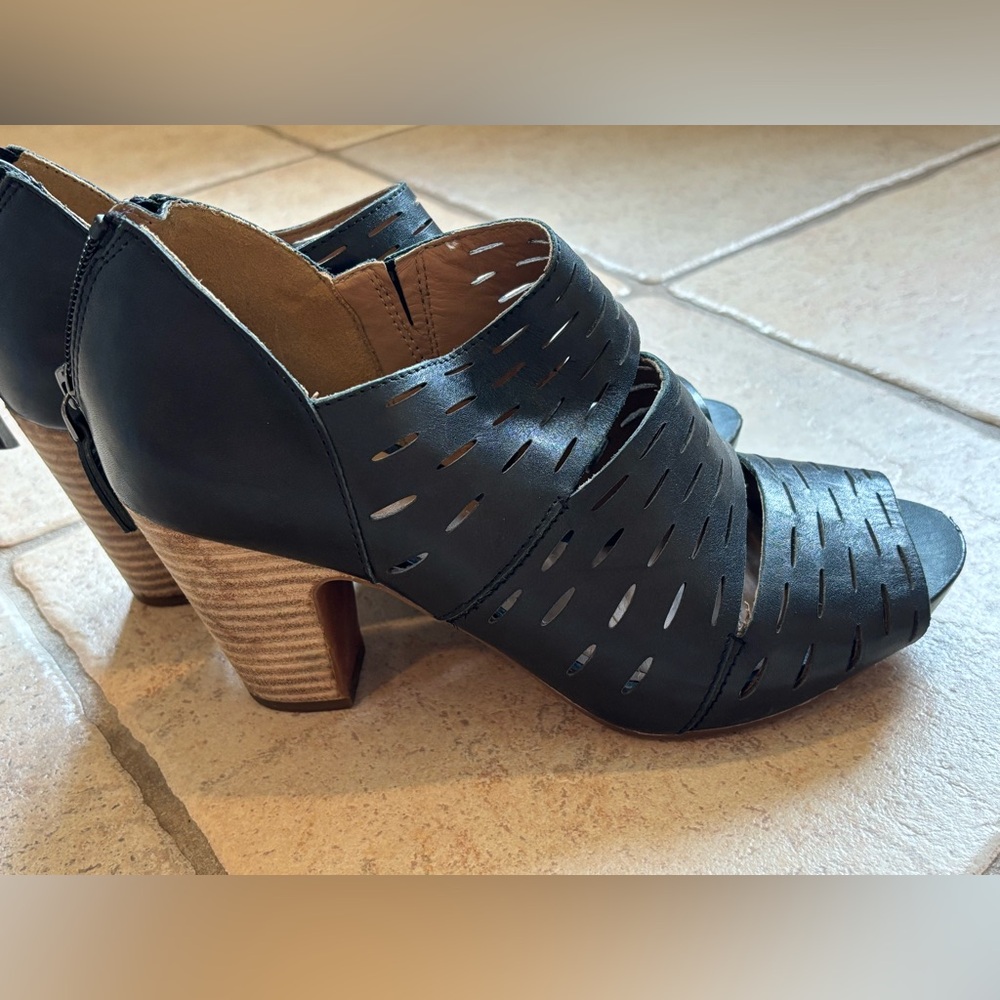 Clarks Artisan Okena Black Leather Heeled Bootie Womens 7 Cutout